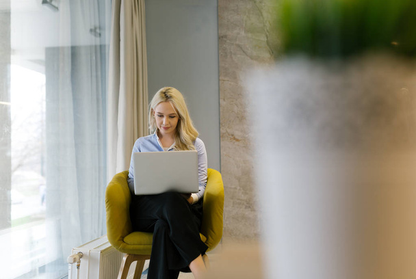 Blond businesswoman in modern office  - Fotografie, Obrázek