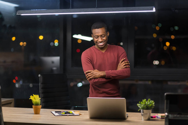 Young African American businessman in office - Foto, Bild