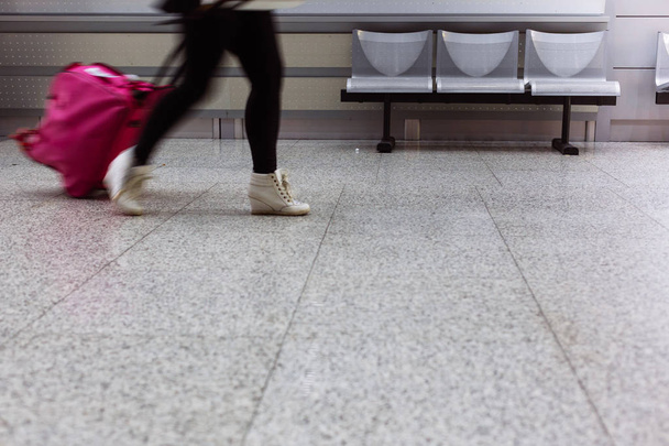 Frau läuft in Flughafen - Foto, Bild
