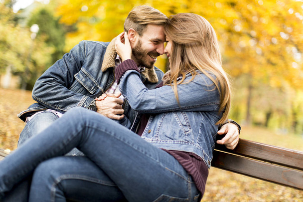 Loving couple in the autumn park - Foto, afbeelding