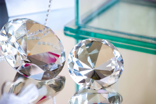diamantes brilhantes na mesa de vidro
 - Foto, Imagem