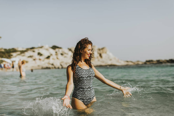 Красивая молодая женщина на пляже
 - Фото, изображение