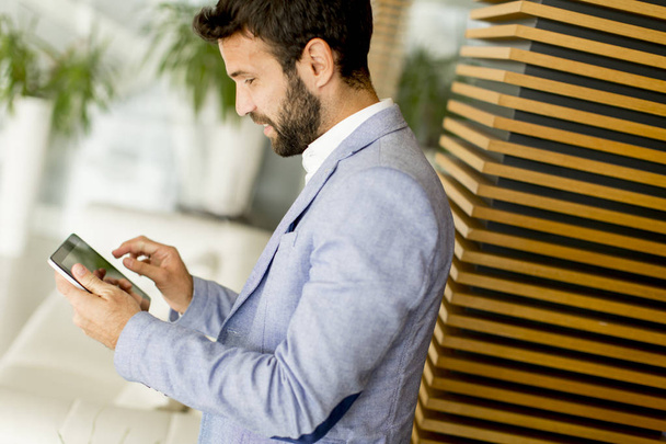 zakenman met digitale tablet - Foto, afbeelding