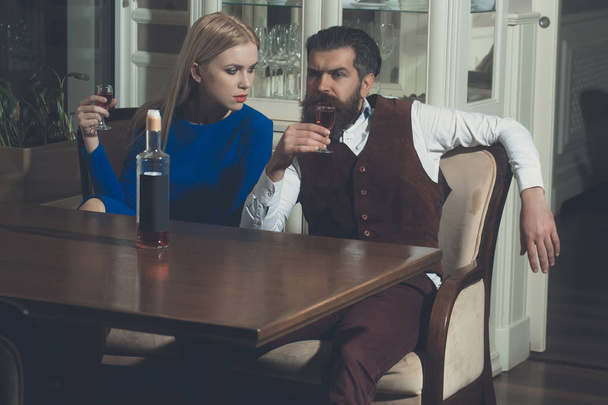 Homem e menina compartilhando garrafa de vinho tinto no restaurante
 - Foto, Imagem