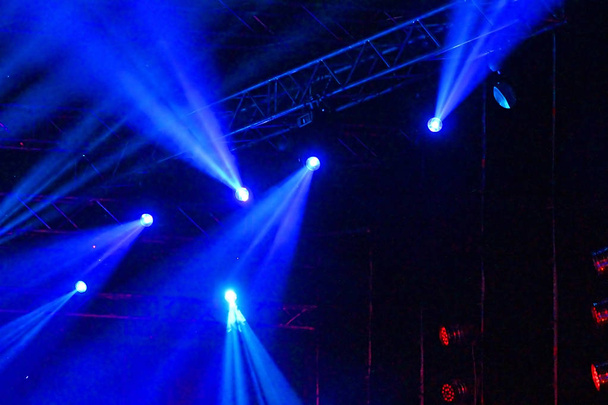 Bühnenscheinwerfer mit Strahlen. Konzertbeleuchtung Hintergrund - Foto, Bild
