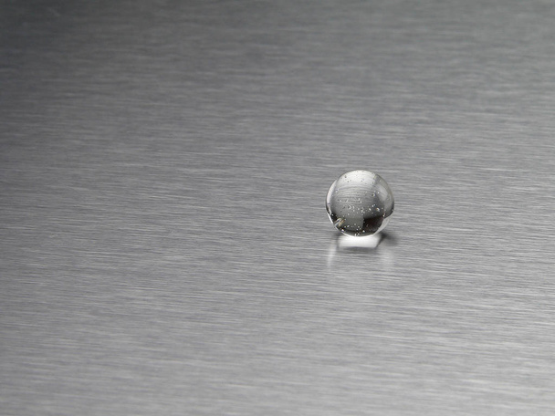bola de vidro em um fundo de alumínio
 - Foto, Imagem