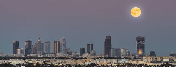 Panoráma a növekvő Hold, mint Varsó központjában, Lengyelország - Fotó, kép
