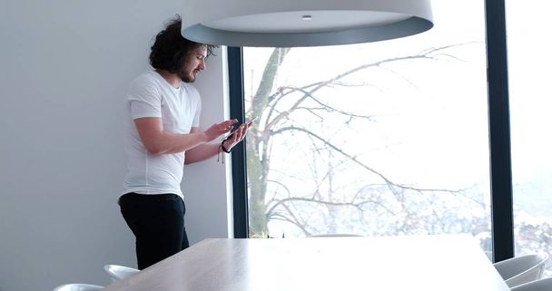 young man using a tablet at home - Foto, Bild