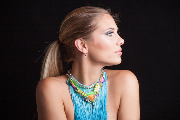 beauté jeune femme blonde portrait avec grand collier bleu avec
 - Photo, image
