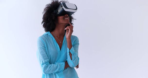 black girl using VR headset glasses of virtual reality - Foto, afbeelding