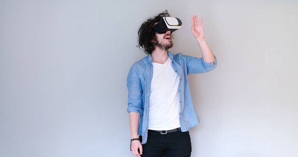 Man using headset of virtual reality - Foto, afbeelding