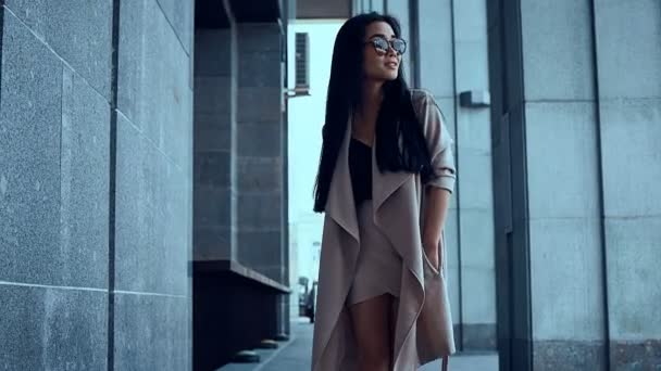 Sevimli ve güzel Asyalı kadın ceket sütunlar arasında yürüyüş - Video, Çekim
