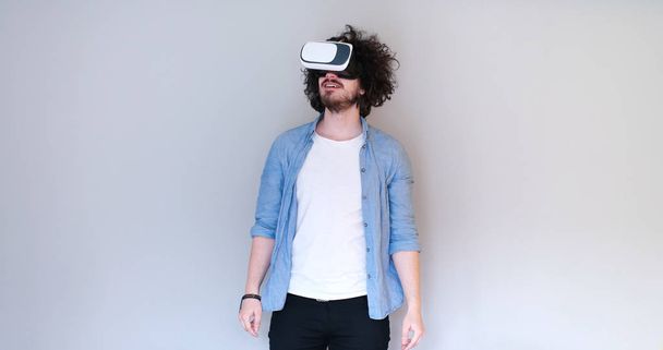 Mies käyttää kuulokkeita virtuaalitodellisuus
 - Valokuva, kuva