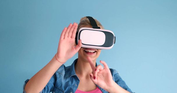 woman using VR headset glasses of virtual reality - Foto, imagen