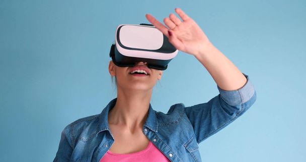 woman using VR headset glasses of virtual reality - Foto, afbeelding