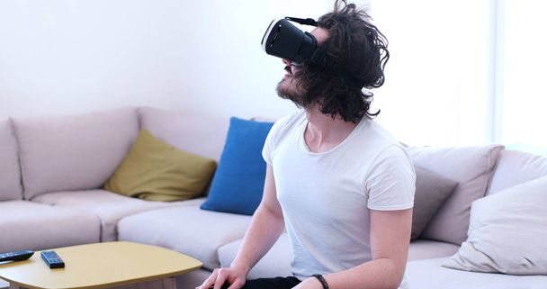 仮想現実の Vr ヘッドセット メガネを使用している人 - 写真・画像