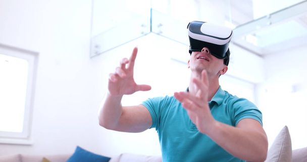 man using VR-headset glasses of virtual reality - Foto, Bild
