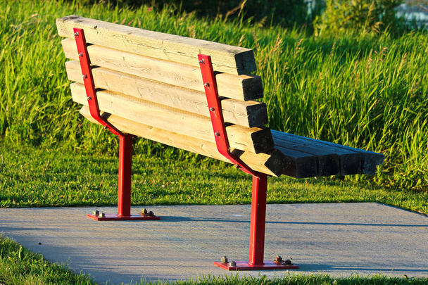 Un banco del parque sobre una base de hormigón
 - Foto, imagen