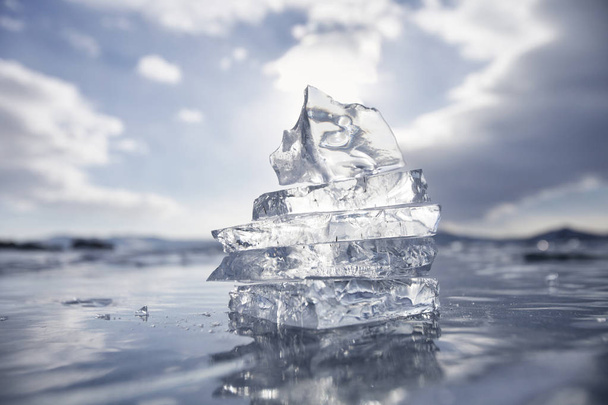 Ледяная нить, построенная в пирамиде. Озеро Байкал. Зима
 - Фото, изображение