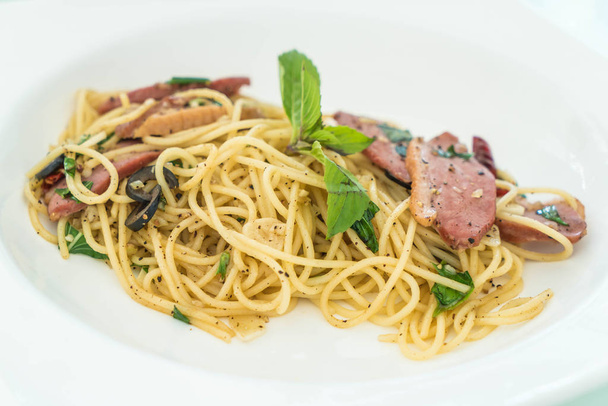 spaghetti with bacon and garlic - Foto, afbeelding