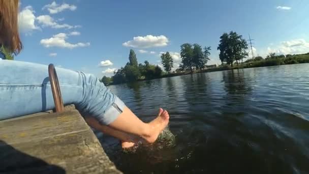 дівчина штовхає у воду
 - Кадри, відео