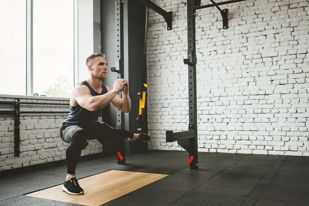 Man in sportswear exercising at gym - Zdjęcie, obraz
