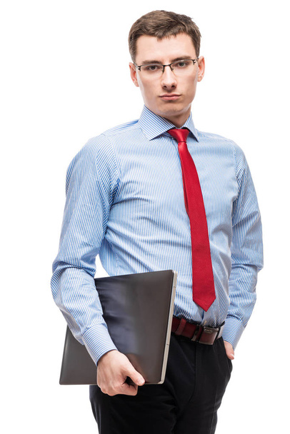 Jovem contador experiente em camisa azul detém um laptop, portr
 - Foto, Imagem