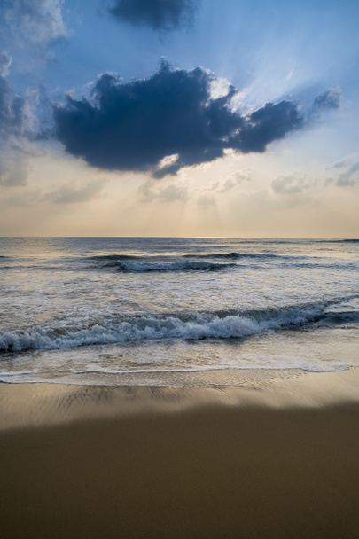 Aurinko, meri ja pilvet
 - Valokuva, kuva