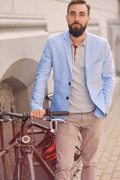 Человек рядом с ретро-велосипедом
  - Фото, изображение