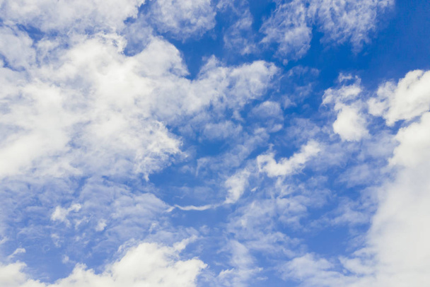 вид на красивое голубое небо с белыми облаками. Фон
. - Фото, изображение