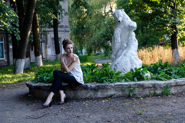 the girl in the statue - Foto, Imagen
