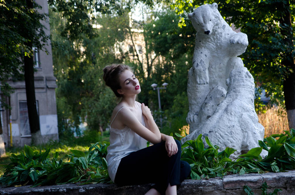 the girl in the statue - Foto, Imagen