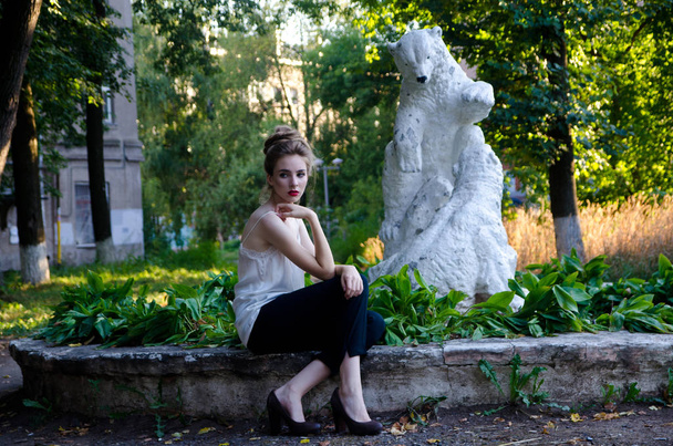 the girl in the statue - Foto, immagini