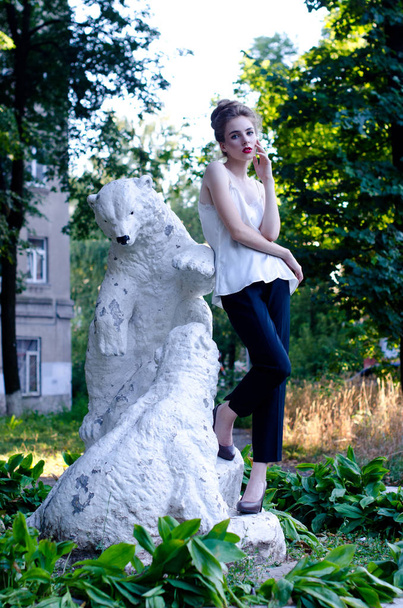 the girl in the statue - Fotoğraf, Görsel