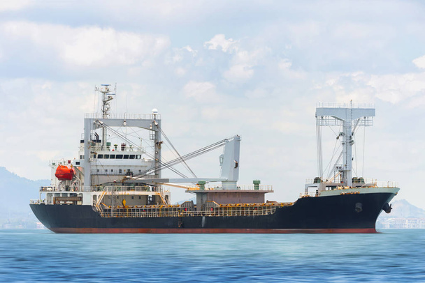 Судно General Cargo в океане
 - Фото, изображение