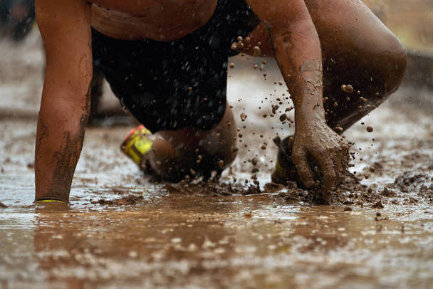泥レース ランナー - 写真・画像