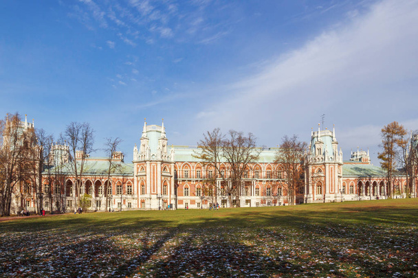 Le Grand Palais du Parc Tsaritsino à Moscou en automne
 - Photo, image