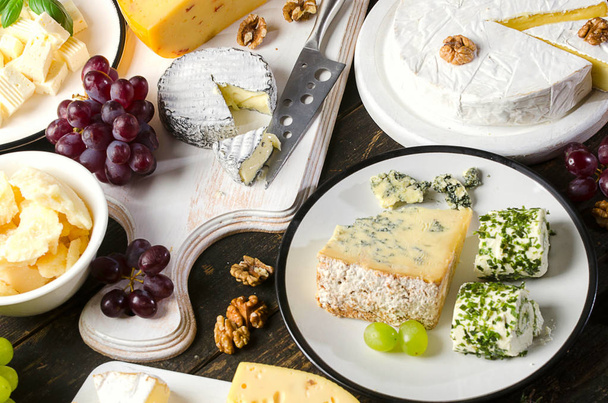 Different kinds of cheeses - Φωτογραφία, εικόνα