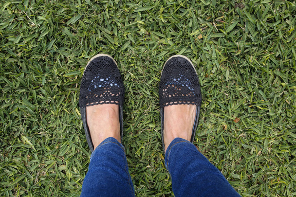 selfie bronceado pies femeninos sobre hierba verde
 - Foto, Imagen