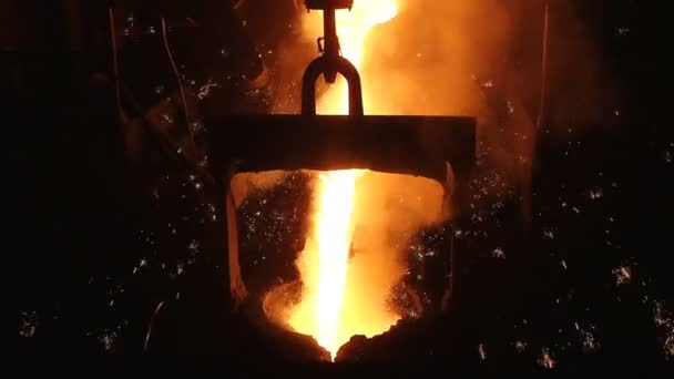 geschmolzener Stahl gießt in Schöpfkelle - Filmmaterial, Video