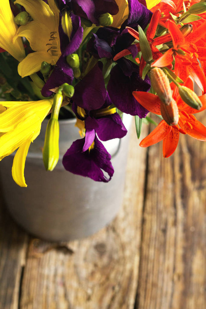 Bir demir vazoda kır çiçekleri - Fotoğraf, Görsel