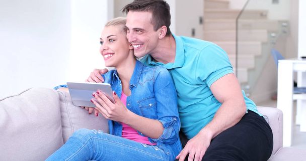 couple relaxant à la maison avec tablettes
 - Photo, image