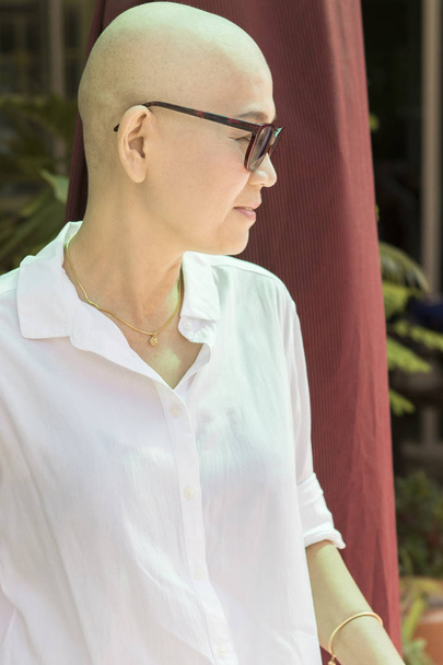 blad cabeza mujer después de cáncer medicina química curso de tratamiento
  - Foto, Imagen