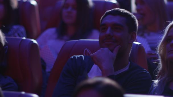 Boldog emberek csoportja vetítés a mozi mozi filmet néz. - Felvétel, videó
