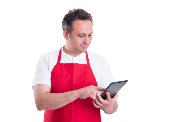 Jeune superviseur de magasin avec tablette pc à la main
 - Photo, image