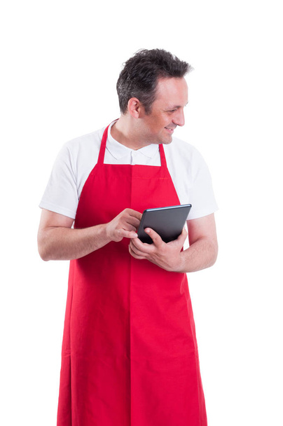 Professioneller Supermarkt-Händler arbeitet mit digitalem Tablet - Foto, Bild