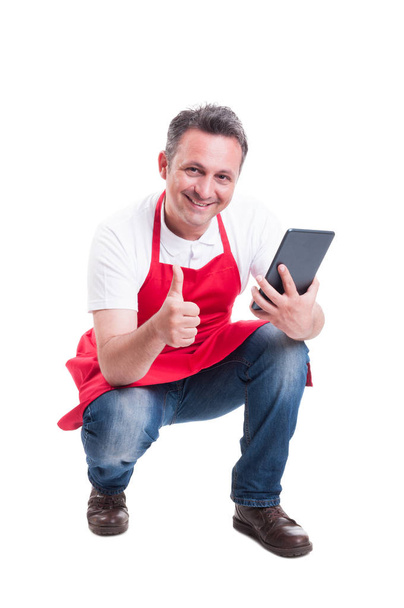 Vendeur masculin utilisant une tablette numérique en magasin
  - Photo, image