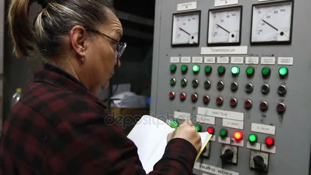 Μηχανικός γυναίκα στο δωμάτιο ελέγχου - Πλάνα, βίντεο