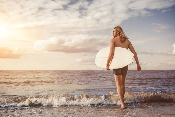 Young man with surfboard - Foto, imagen