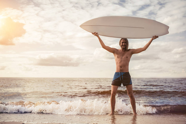 Young man with surfboard - Foto, Imagen